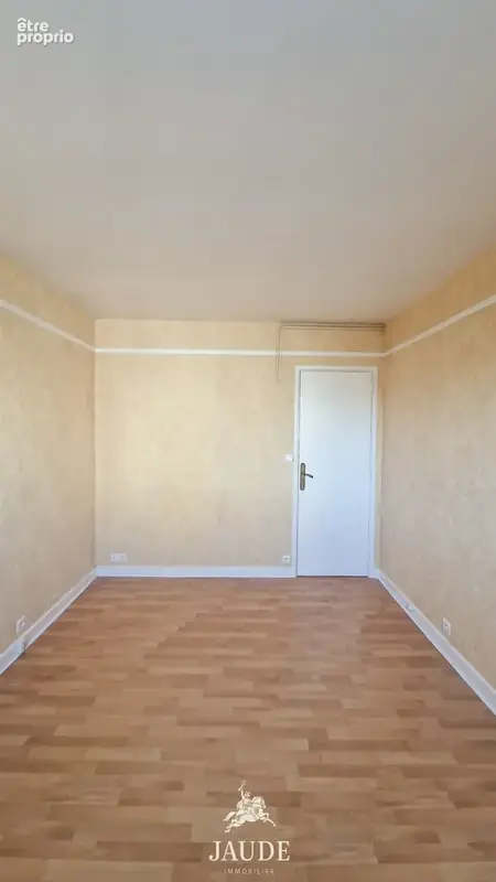 Issoire spacieux appartement t4 de 101 m2 à rafraîchir avec balcon,cave et vue sur l’abbatiale - photo 9