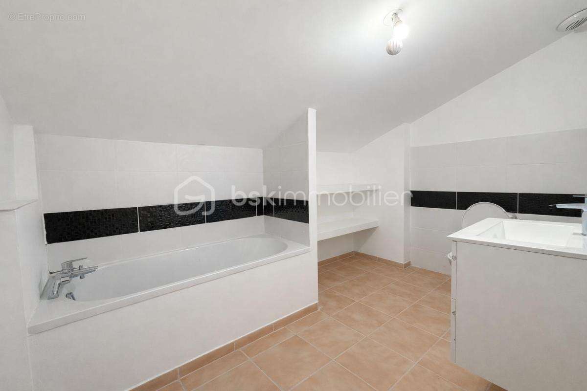 Maison à LA ROCHE-CHALAIS