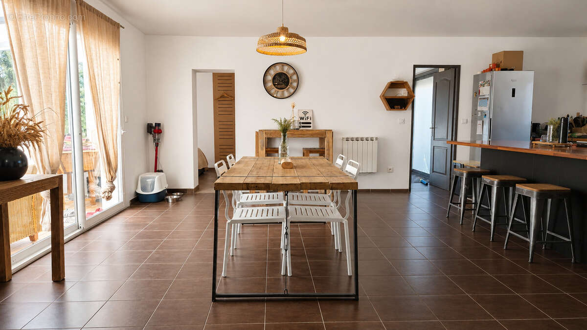 Maison de plain pied comprenant 5 chambres et studio indépendant et piscine chauffée - photo 3