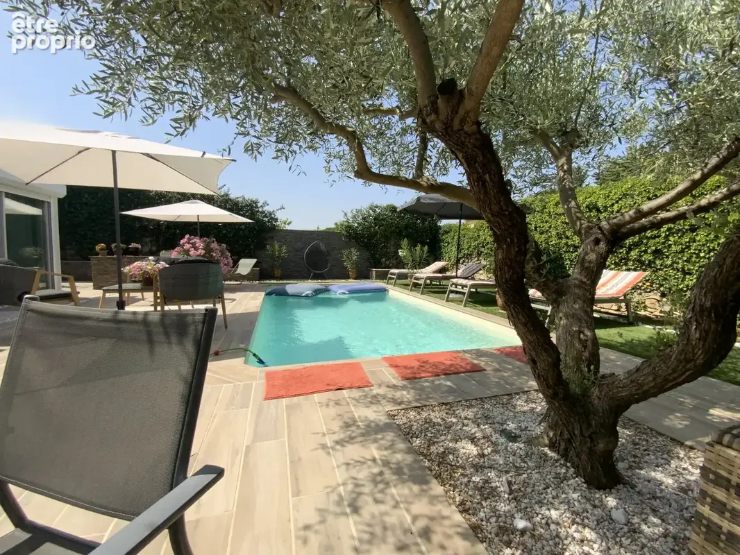 A 600 m de la place aux herbes, villa avec piscine. - photo 1
