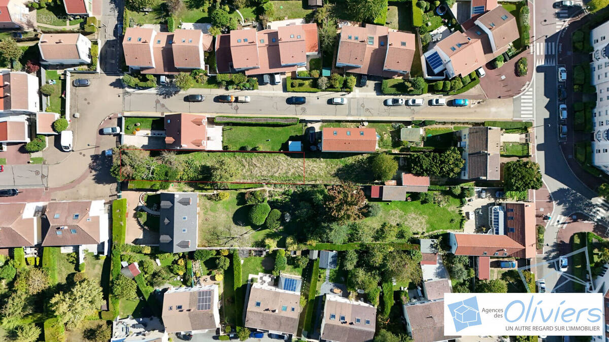 Terrain à VOISINS-LE-BRETONNEUX