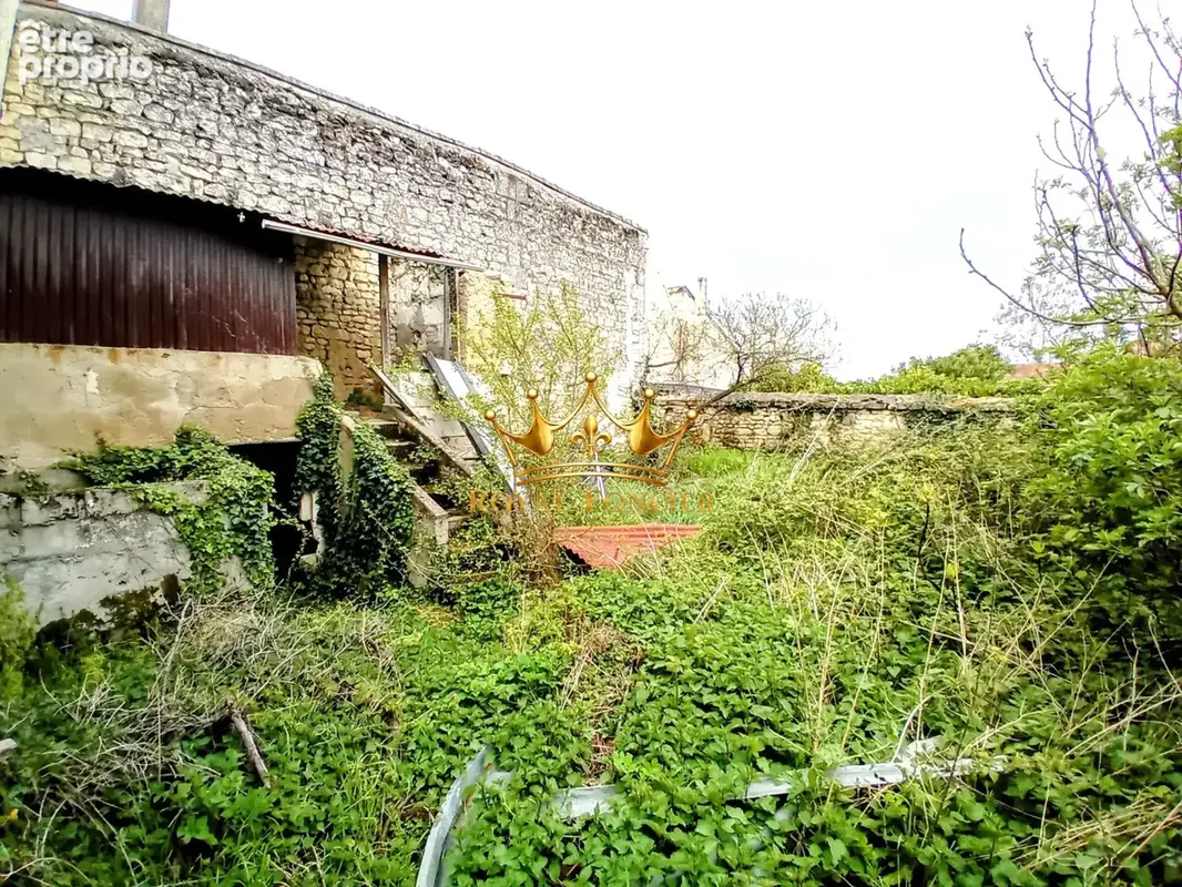 Bâtiment dans le terrain clos avec une cave en dessous 