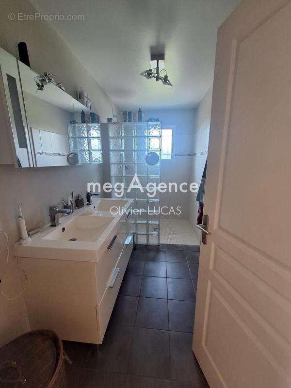 Maison à ILLEVILLE-SUR-MONTFORT