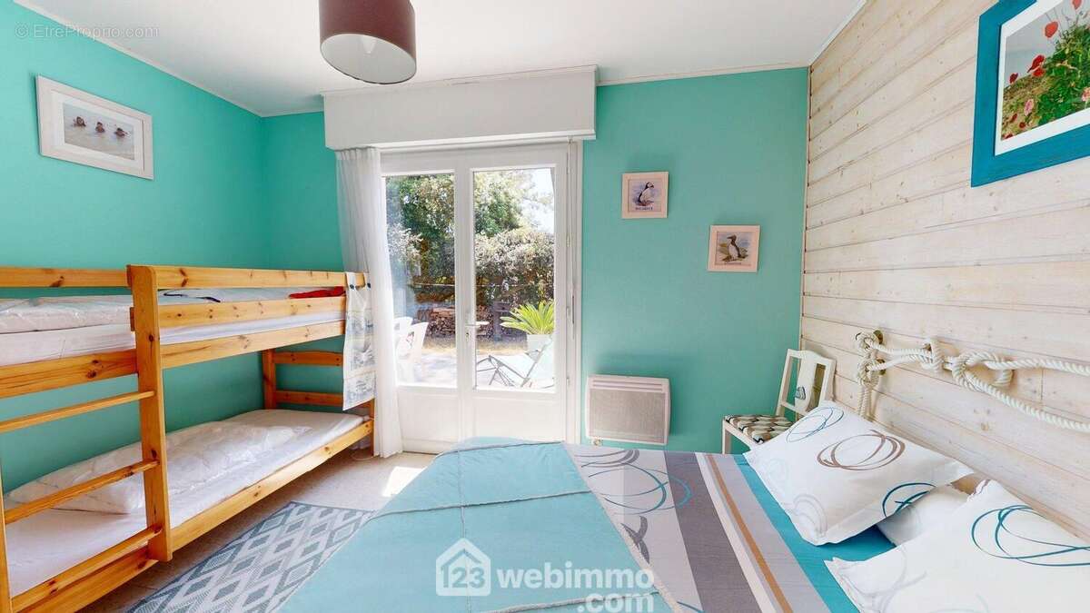 Chambre 1 avec grand placard de rangement intégré. - Maison à JARD-SUR-MER