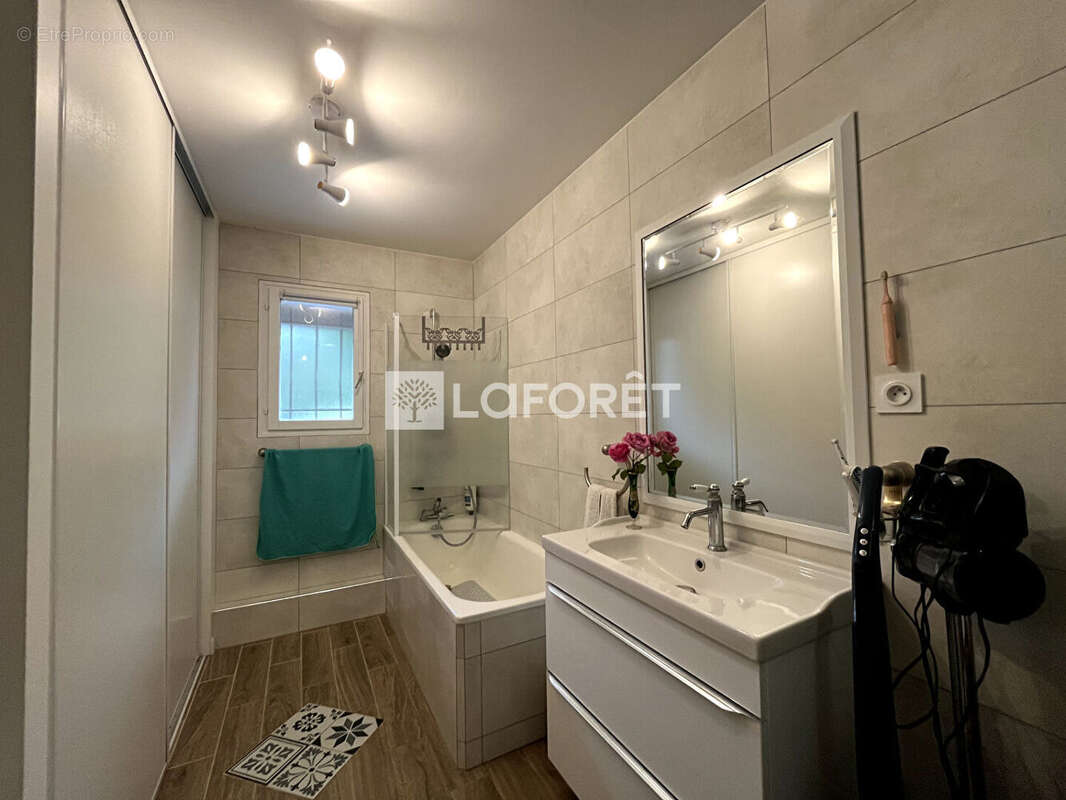 Aux portes du Vésinet, découvrez cette maison familiale offrant 5 chambres, une chambre de plain-pied et un espace indépendant. - photo 7