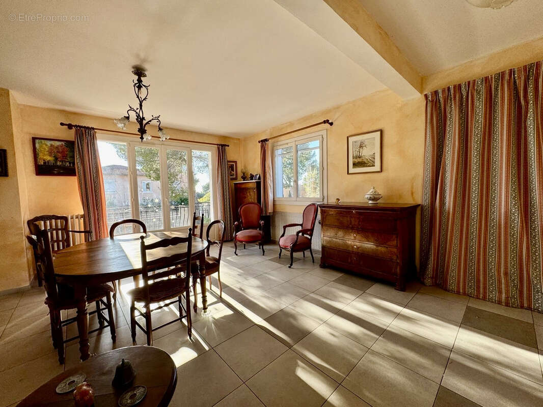 Proche du Brusc - Grande villa provençale vue mer divisée en plusieurs appartements - photo 14