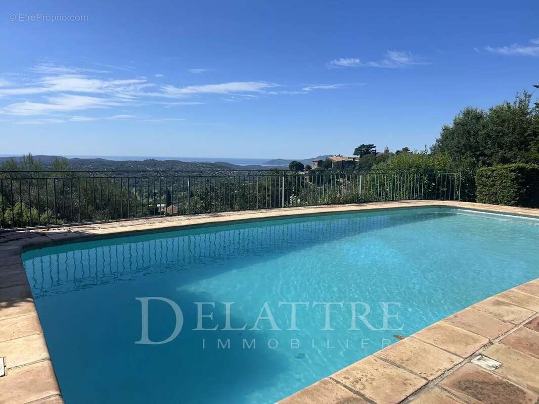 Maison à CHATEAUNEUF-GRASSE