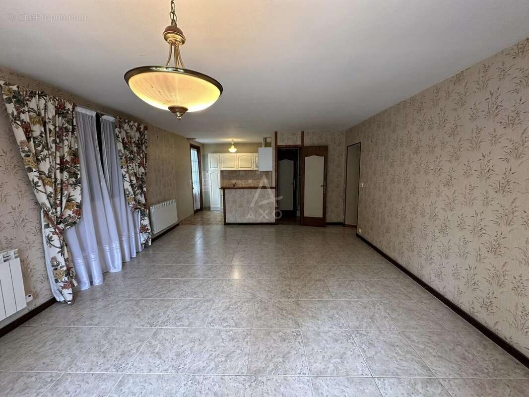 Maison à MAZEYROLLES