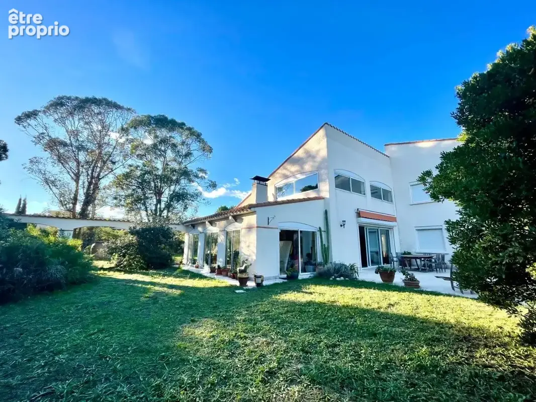 Villa d'architecte F7 360m² utiles sur une parcelle de 4306m². - photo 3