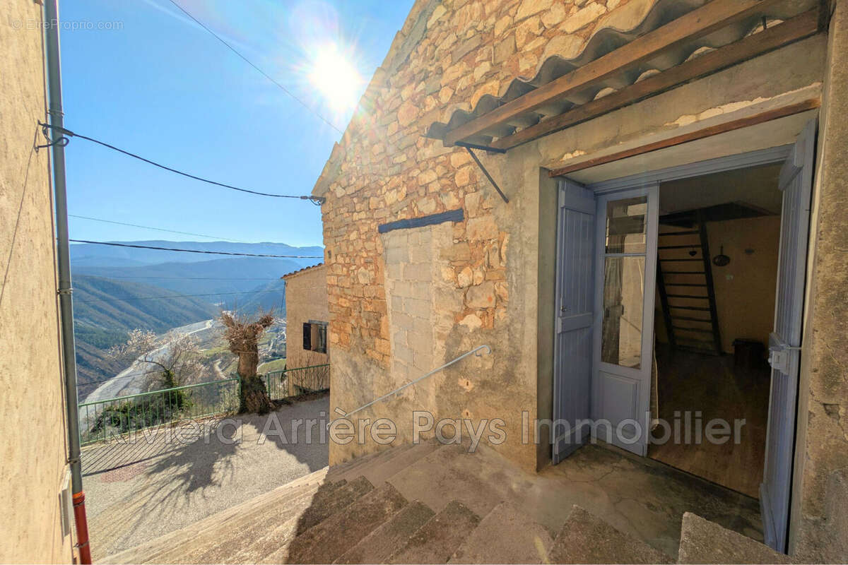 Maison à CASTELLET-LES-SAUSSES