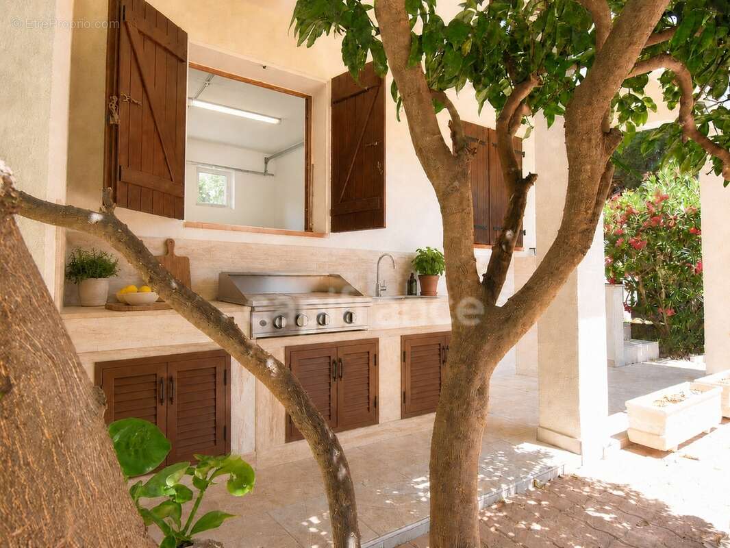 Villa méditerranéenne à vendre 7 pièces, 215 m² CANET EN ROUSSILLON (66) avec potentiel 2 logements, terrasses, jardin et garage - photo 4