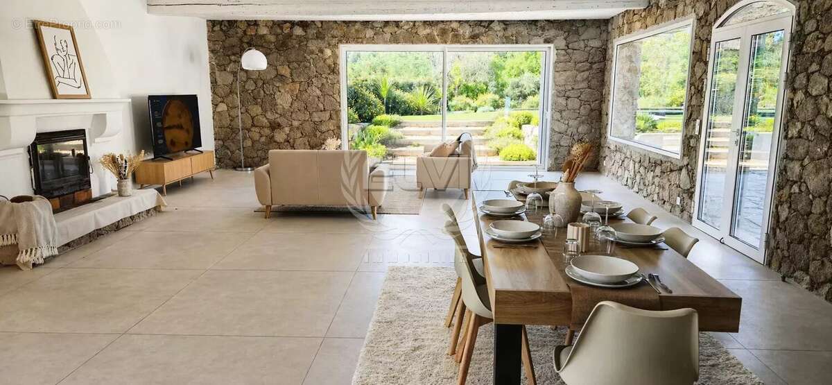 Maison à PLAN-DE-LA-TOUR