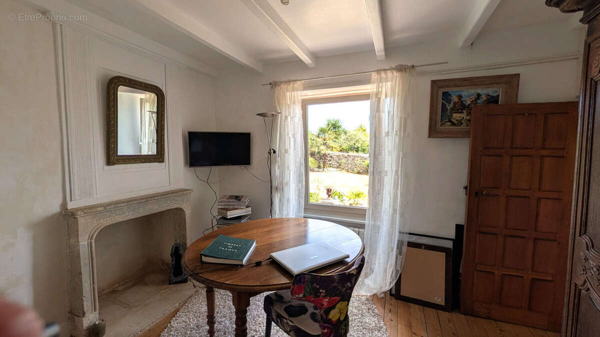 Maison de caractère du XVIIIème siècle avec jardin et dépendances ! - photo 9