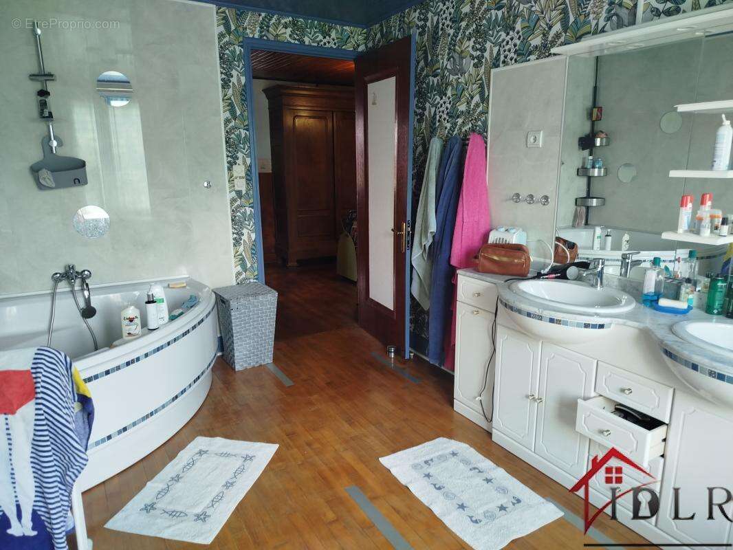 Maison en pierre non mitoyenne 220 m2 - 5 chambres - terrain - photo 11