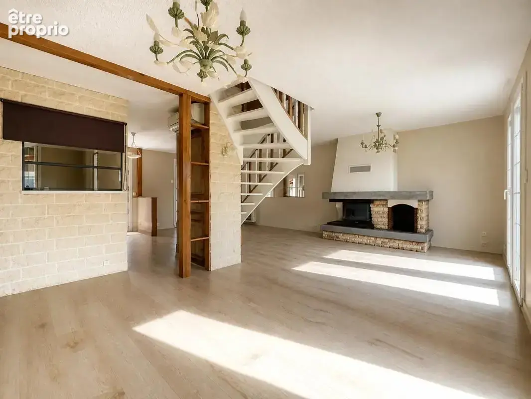 Maison de 8 pièces de 187 m² à Serris Bourg - photo 2