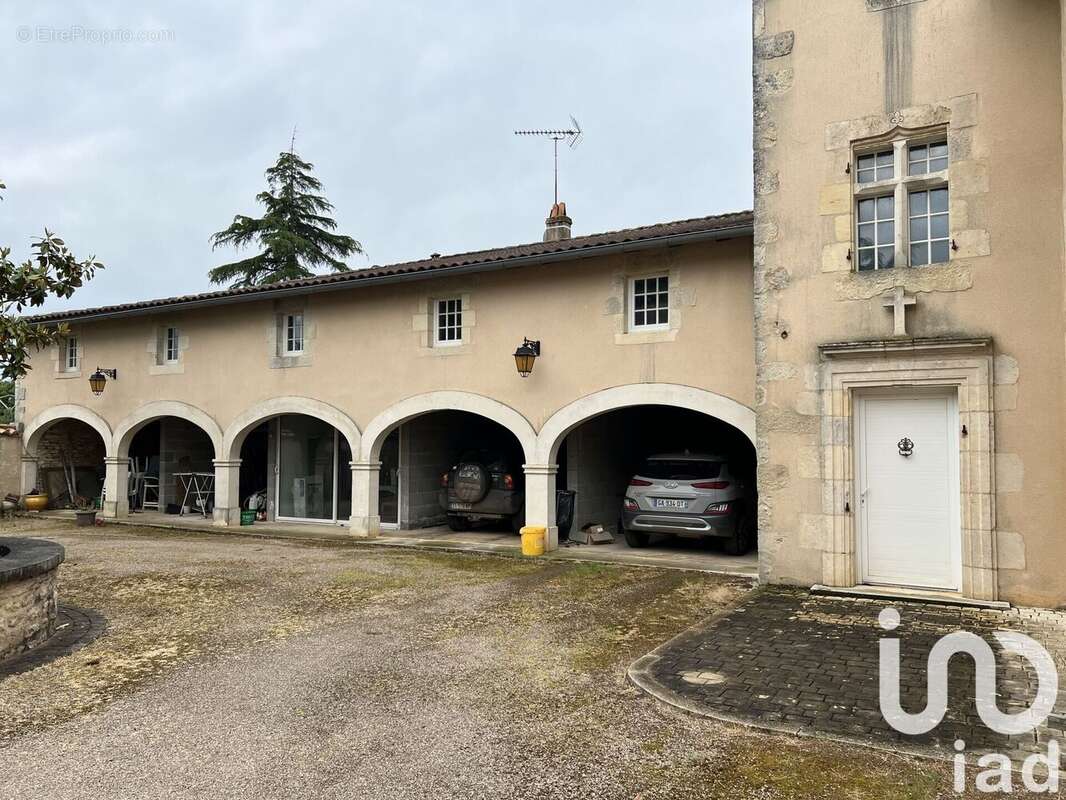 Maison 284 m² à Vieux-Ruffec  - photo 4