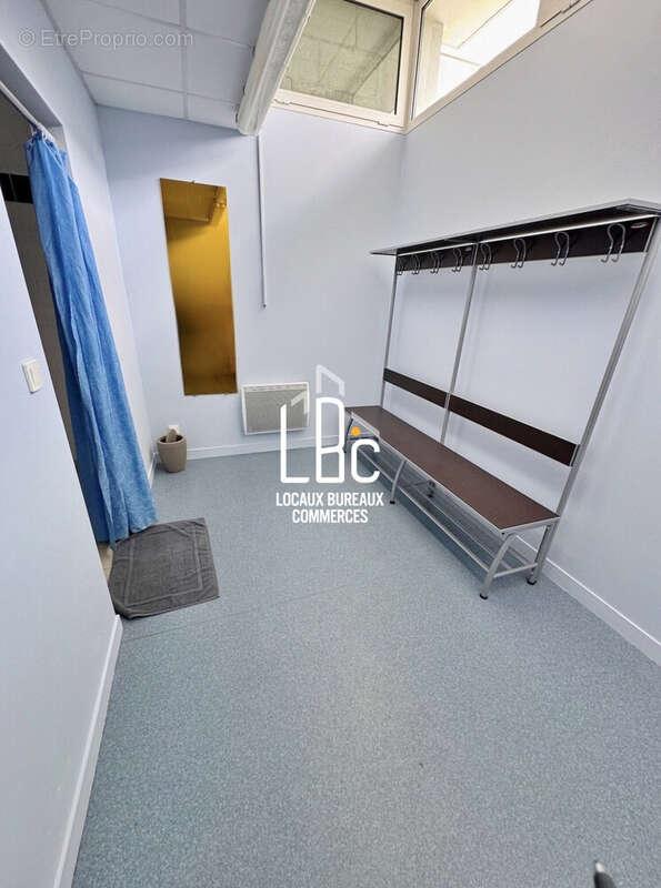 Commerce à SAINT-HILAIRE-DE-CHALEONS