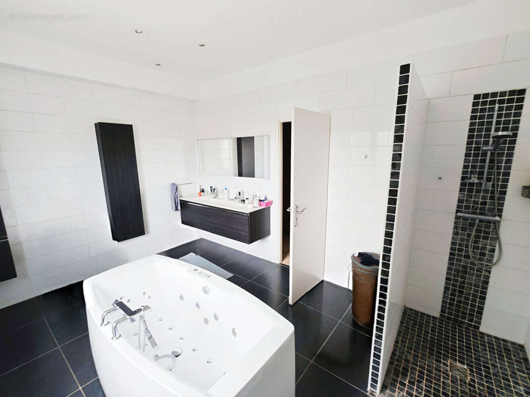 Maison à LA TOUR-DE-SALVAGNY