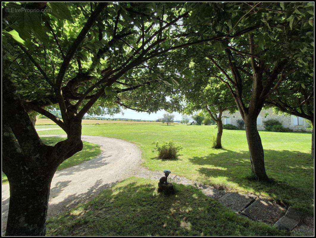 Nature préservée, authenticité, prairies, lac, bois, logements indépendants, une perle rare! - photo 24