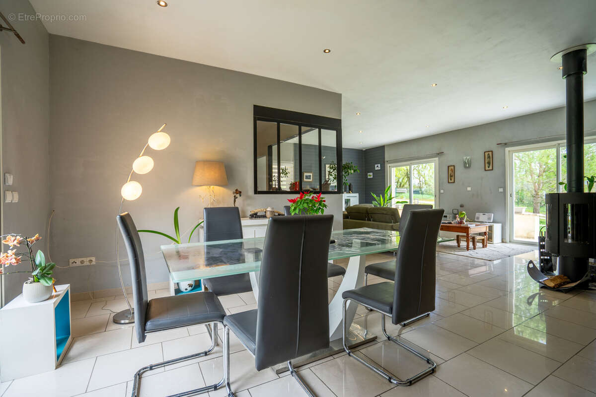 Maison à MONTAIGU-DE-QUERCY