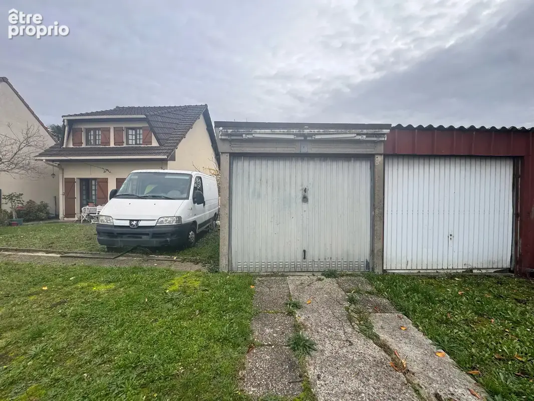BLANC-MESNIL SUD : maison familiale avec atelier & 2 garages et plusieurs accès véhicules - photo 1