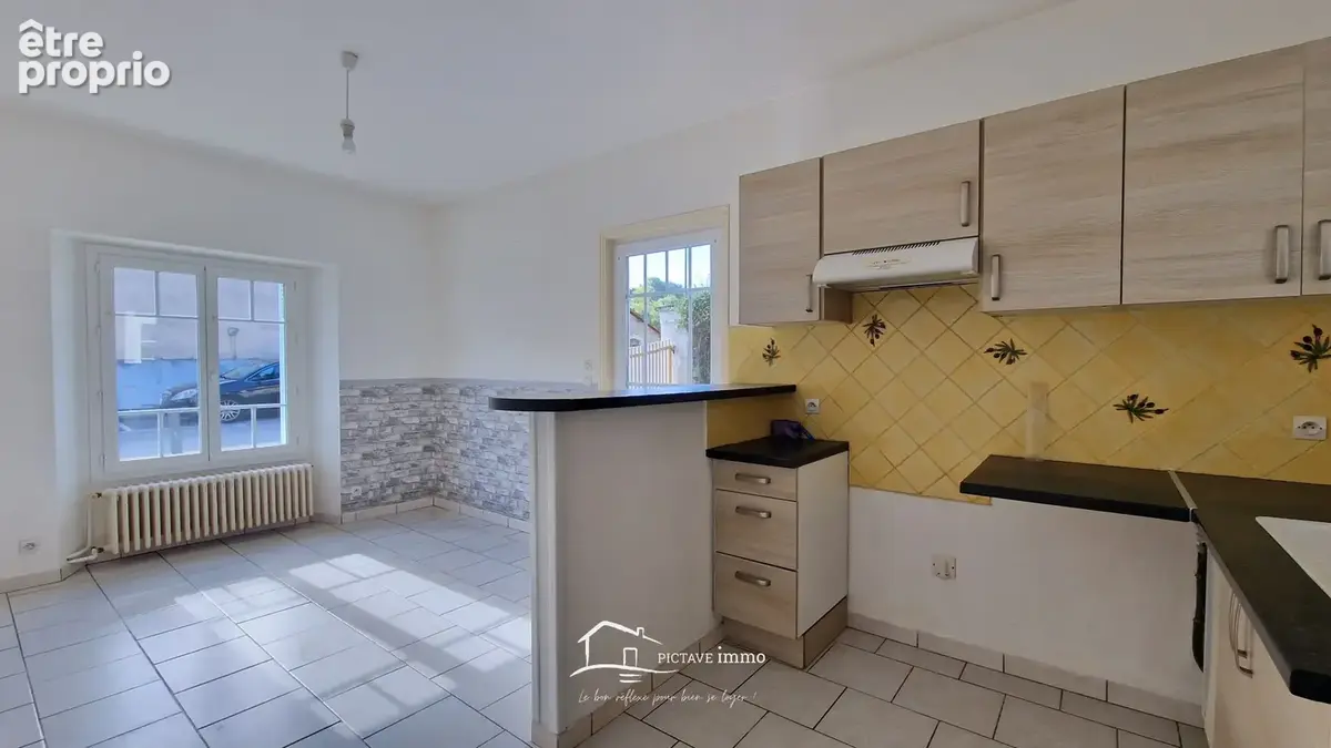 Maison de bourg spacieuse avec dépendances   Lusignan centre - photo 4