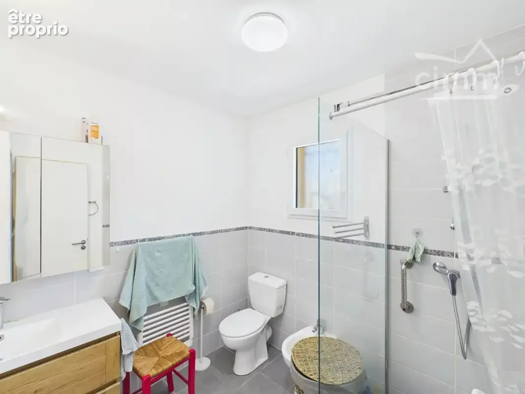 Villa de plain pied, DPE A, 2CH + bureau, terrasse, jardin, très belles prestations - photo 11