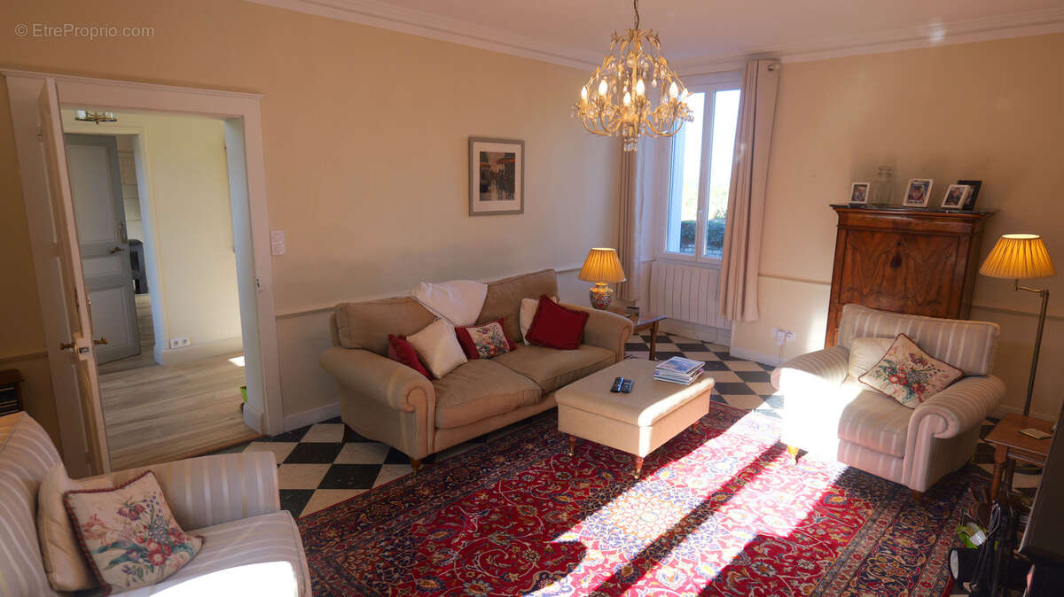 Maison à SAINT-LEGER-DE-MONTBRILLAIS