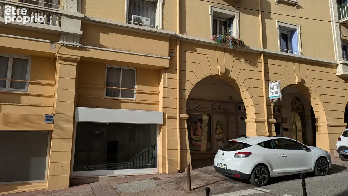 Local commercial avec belle vitrine donnant sur rue passante de FREJUS CENTRE - photo 2