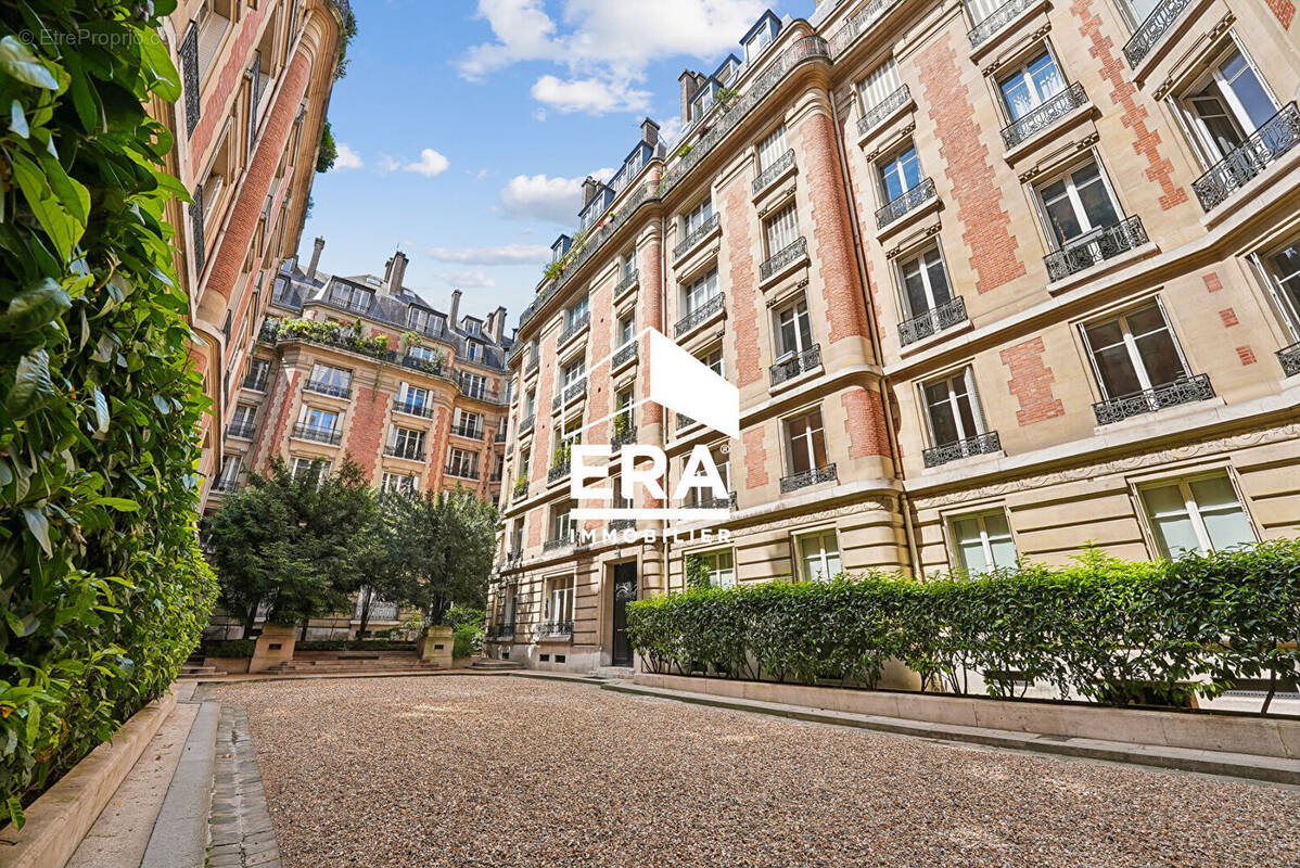 Appartement à PARIS-8E