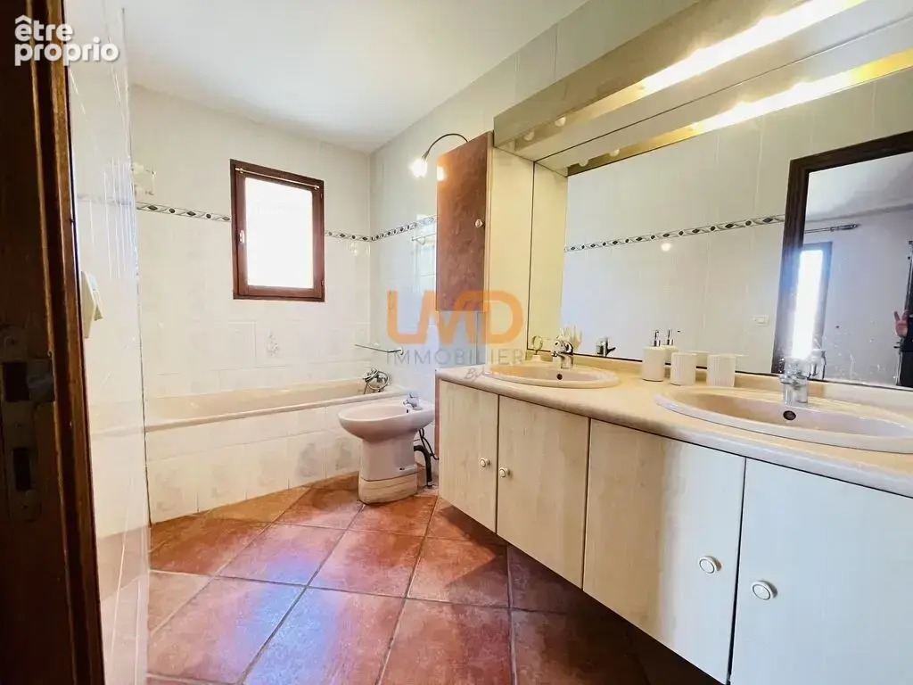Propriété T5 avec piscine, parc, garages - photo 12