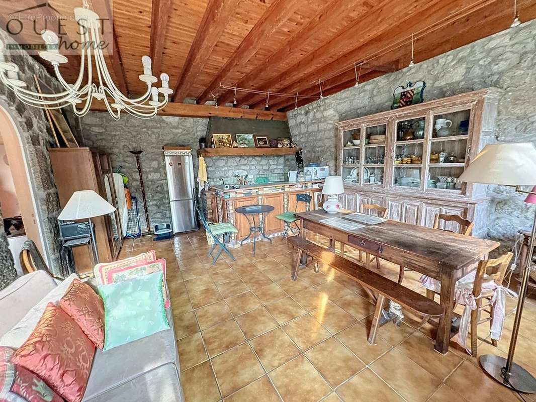 Appartement à CHARBONNIERES-LES-BAINS