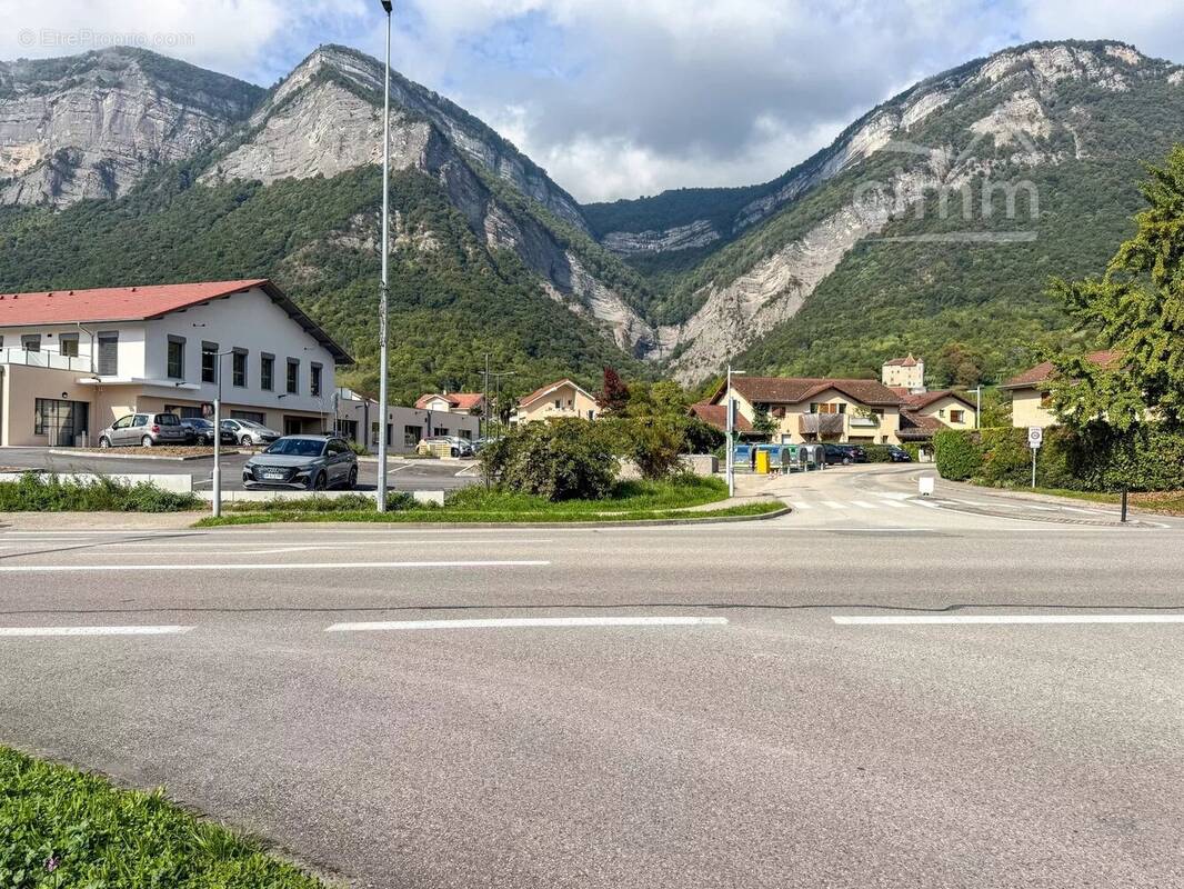 Commerce à LA TERRASSE
