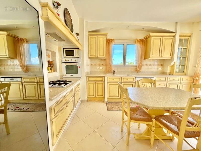Villa d’Exception à Saint-Aygulf – Vue Mer Panoramique & Cadre Unique - photo 12