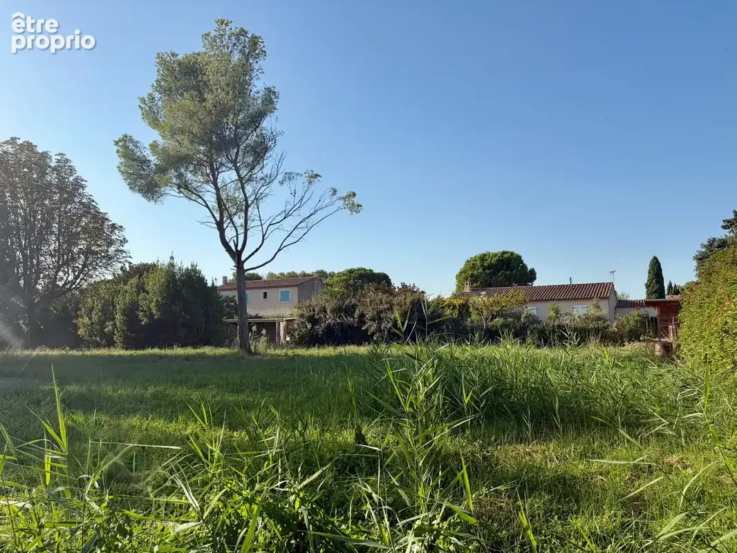 Eyguières   Beau terrain à bâtir viabilisé de 576 m2   Secteur résidentiel - photo 2