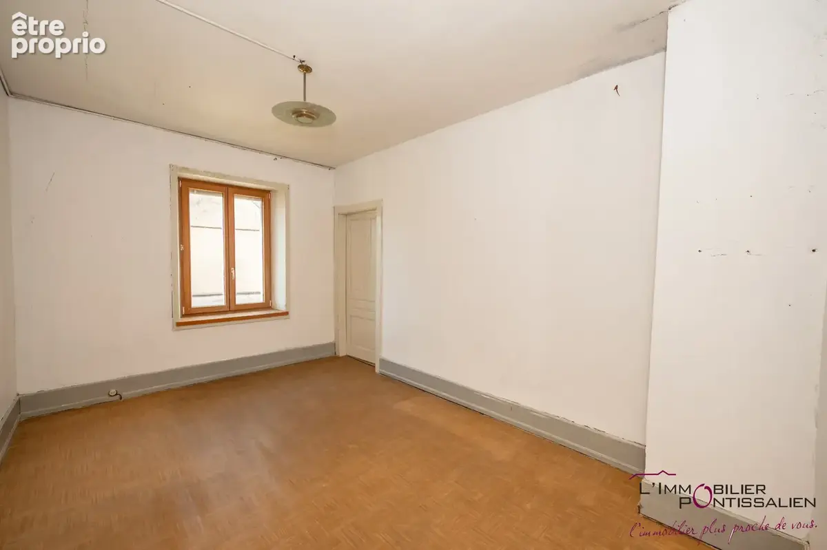 Frasne : maison individuelle offrant de beaux volumes, fort potentiel, garage - photo 17