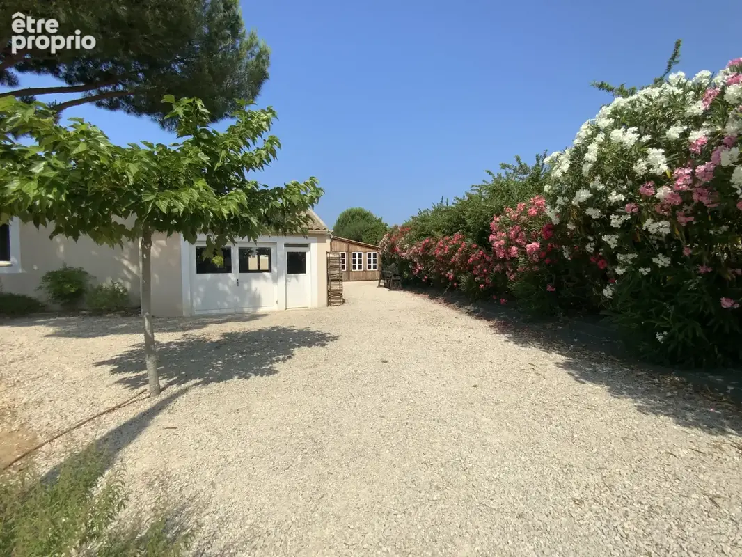 Maison de plain pied de 148 m2 avec piscine et T2 indépendant sur terrain de 1000 m2. - photo 8