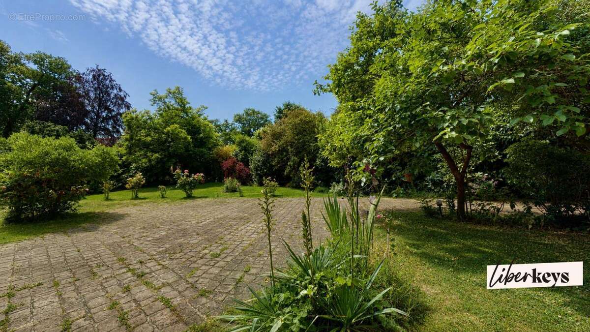 Propriété familiale de 236 m² avec jardin arboré de 878 m² – Vaucresson - photo 9