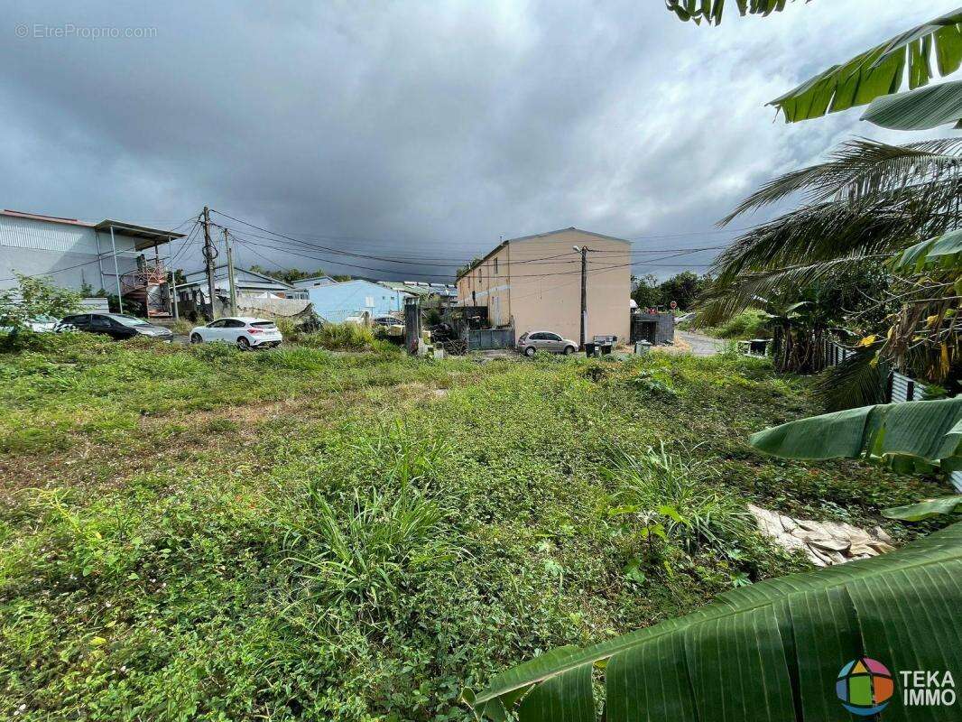 Teka immo vous propose a vendre des parcelles de 300m²  sur st benoit, a moins de 5 minutes du gher, ile de la reunion - photo 4