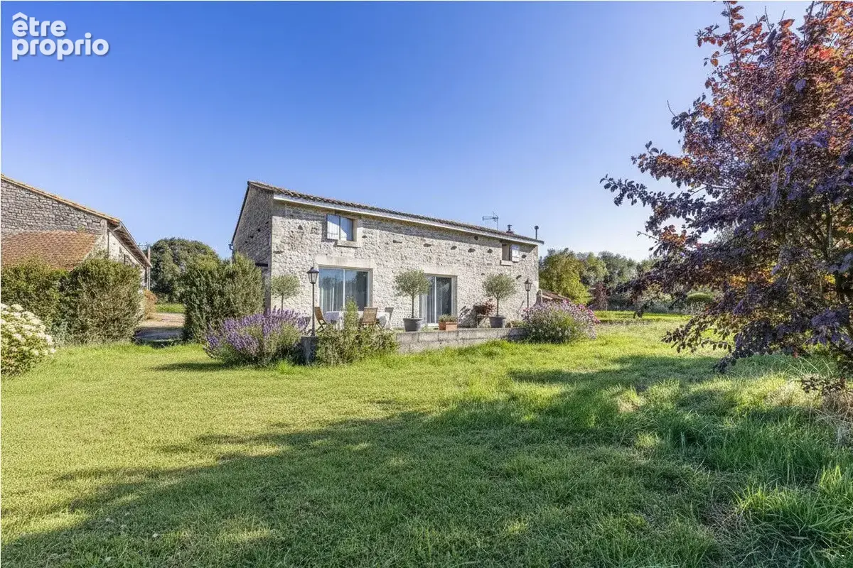 Maison avec nombreuses dépendances et grand jardin - photo 3