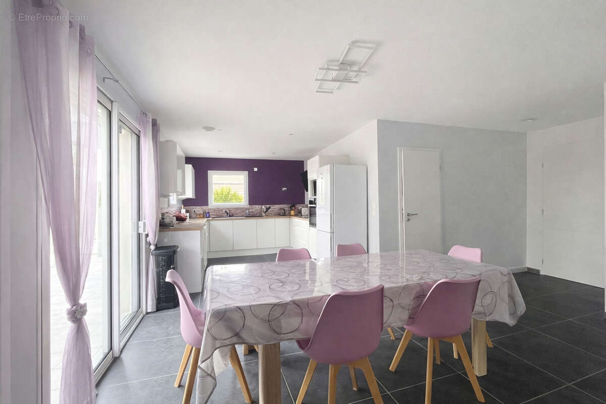 Maison à SAINT-GENIS-LES-OLLIERES