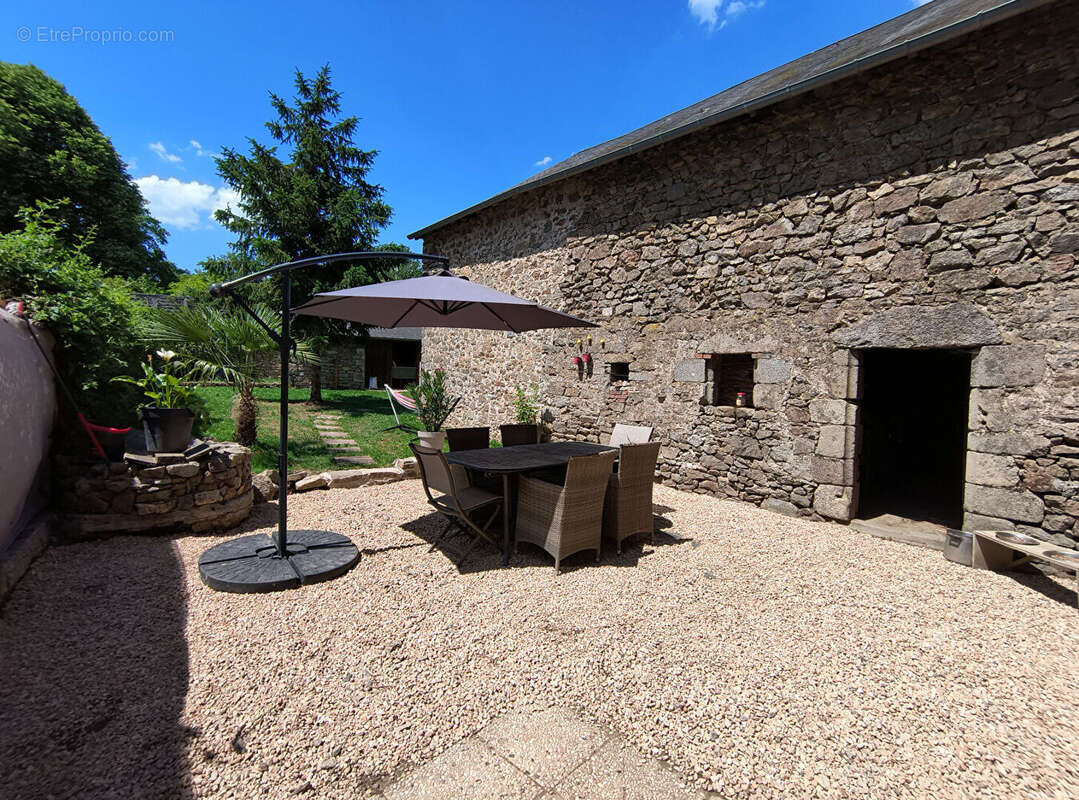 Maison à SAINT-ETIENNE-DE-FURSAC