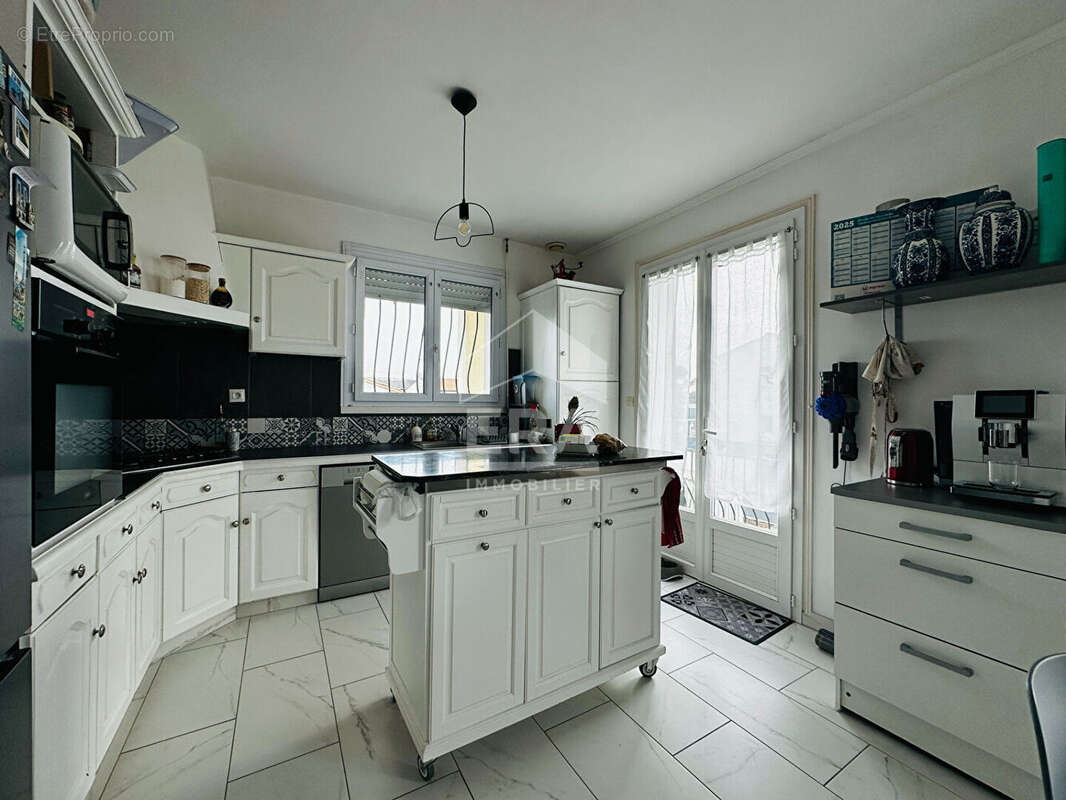 SEMUSSAC - Maison individuelle 115 m² + 818 m² de terrain - Proche commerces - photo 7