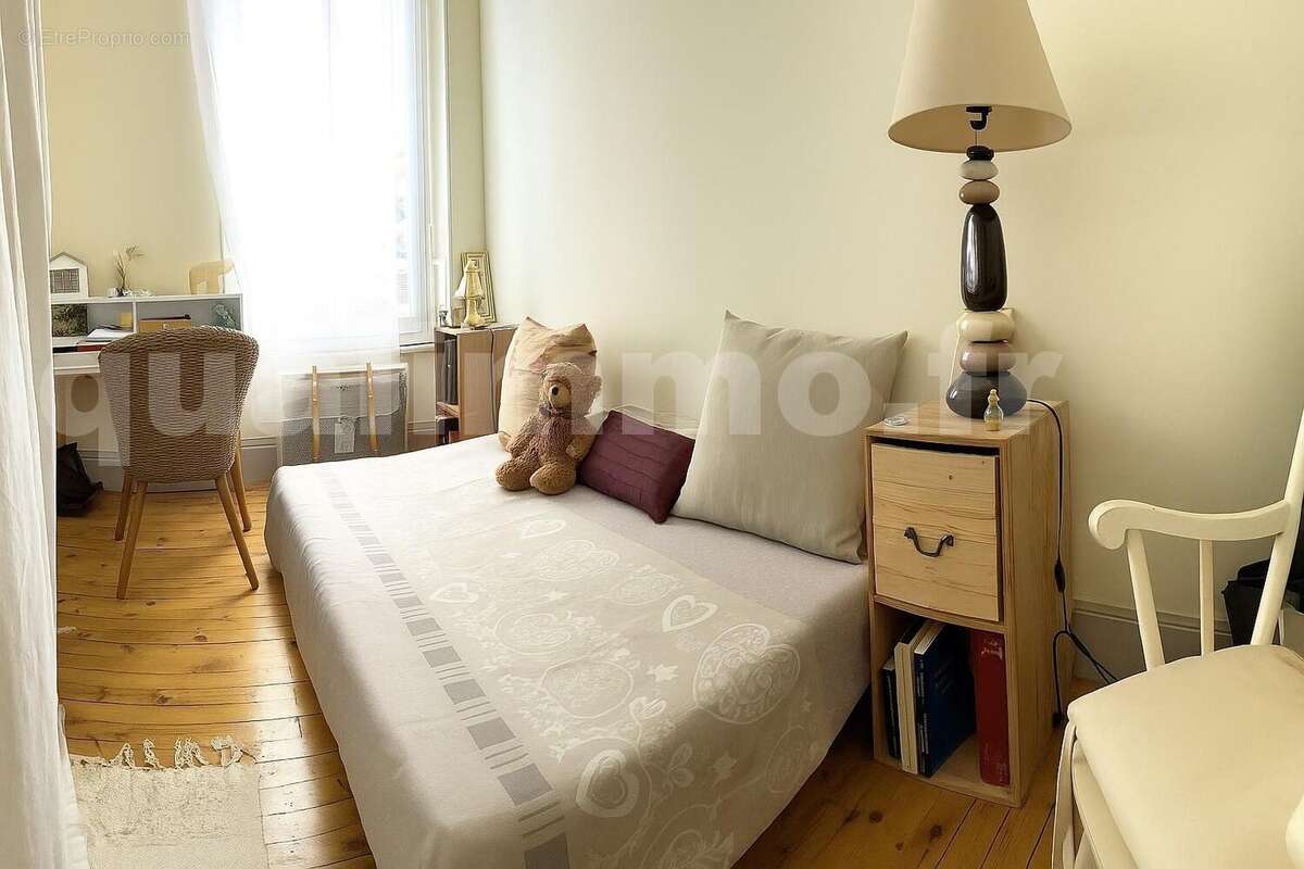 Chambre defroissée - Appartement à CLERMONT-FERRAND