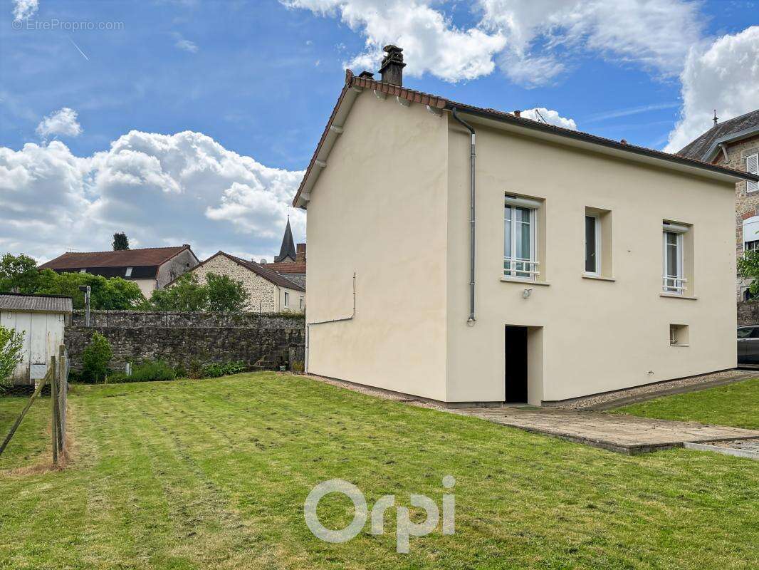 Maison à LA JONCHERE-SAINT-MAURICE