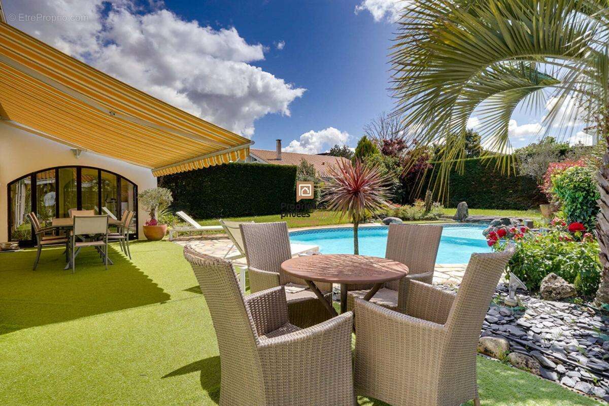 DEPT 33  Mérignac - Maison d'exception 8 pièce(s) 181 m2 avec jardin paysagé et piscine au sel chauffée - photo 4