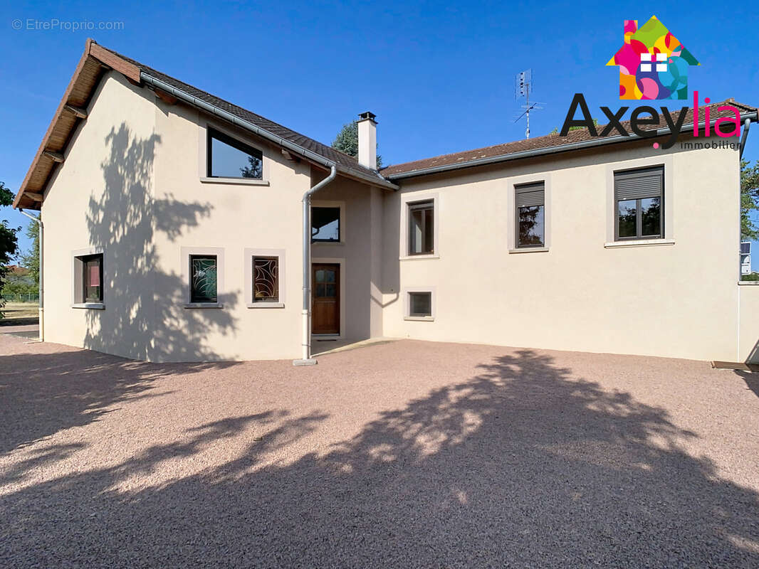  a vendre- riorges- maison de caractère avec extension sur terrain de 996 m2 avec puits - photo 2