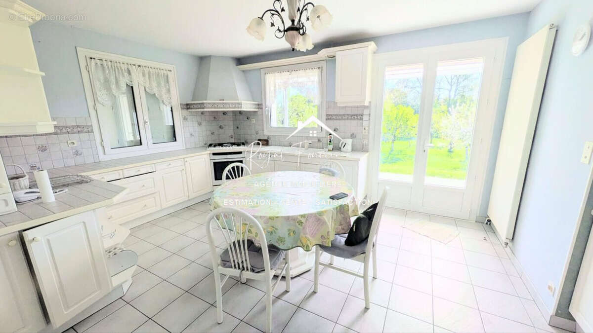 Cuisine ouverte sur la pièce de vie - Maison à ANTRAN