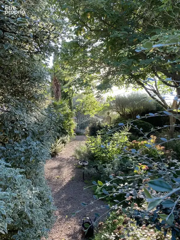 Dans un Domaine fortifiée médiéval, maison en pierres avec 249m2 habitables avec jardin privatif et paysagé - photo 8
