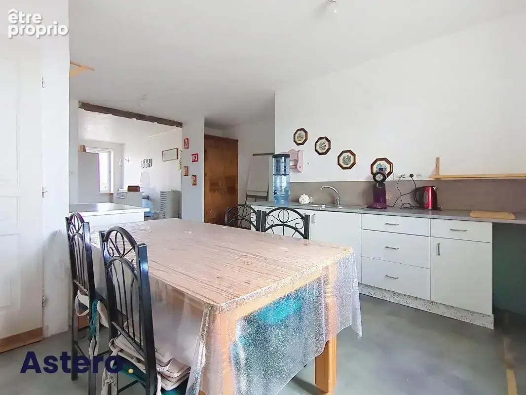 Combrailles (63)-maison de maitre en pierres 211m² renovee-4 chambres-jardin - photo 9